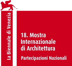 À gauche se trouve un encadré rouge des mots « La Biennale di Venezia » surmonté d’un lion rouge ailé. À droite se trouve un autre encadré, avec les mots « 18. Mostra Internationale di Architettura, Partecipazioni Nazionali ».