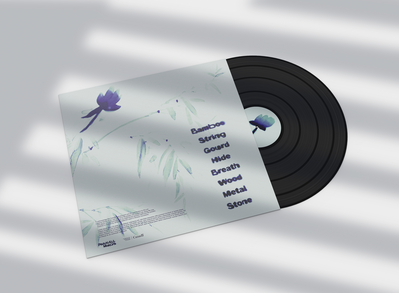 Un vinyle sorti à moitié de sa pochette blanche ornée de flore à l’aquarelle, et une liste de catégories instrumentales chinoises se trouve également sur la pochette.